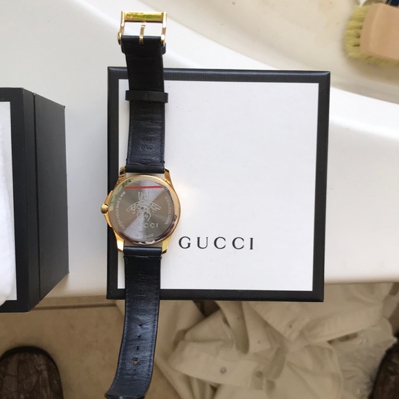 Black leather and gold Gucci watch. (Red bezel) - Picture 4 of 4
